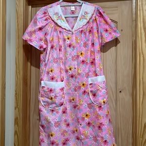 Floral House Dress with 2 lg front pockets and snap front.